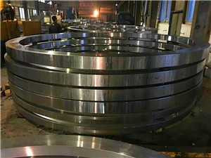 起來沒有明顯的缺陷。這就是法蘭補(bǔ)焊面積380mm2、補(bǔ)焊深度3mm的原因。     3.2 鍛制裂紋在試驗(yàn)壓力作用下進(jìn)一步擴(kuò)展，致使法蘭最終泄漏     大量存在的非金屬夾雜物，會(huì)降低材料的塑性和韌性，裂紋內(nèi)部的夾渣使裂紋的尖端產(chǎn)生應(yīng)力集中，法蘭無(wú)法承受外加載荷，致使在耐壓試驗(yàn)過程中，試驗(yàn)壓力剛剛達(dá)到0.6MPa，法蘭便開裂泄漏。5 采取的措施     (1)將所有問題法蘭全部更換。     (2)繼續(xù)查找本裝置中使用的同廠家、同批次的其他管件，采用相應(yīng)檢驗(yàn)手段，確認(rèn)其是否格。     (3)對(duì)新更換的法蘭，除了復(fù)驗(yàn)其化學(xué)成分、力學(xué)性能外，還應(yīng)進(jìn)行宏觀檢查，評(píng)價(jià)其幾何尺寸和表面光潔度，并檢查是否有非正常幾何尺寸不連續(xù)處。